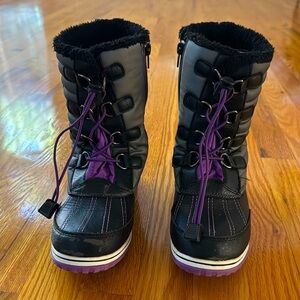 Girls Tundra Snow Boots in Black, Grey, and Purple in Size 3